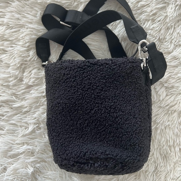 Lululemon Crossbody Fleece Bucket Bag 2.5L - black - Picture 3 of 9